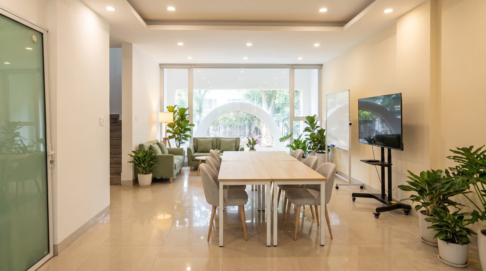 Tầng lửng VimSpace: bàn họp nhóm nhỏ